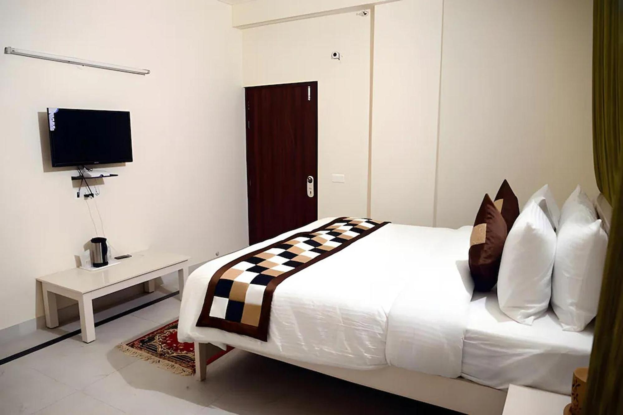 Hotel Dior Near Jal Mahal,